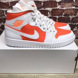 - WMNS Air Jordan 1 MID SE size 12